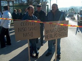 še dva transparentaProtestni shod - zapora odlagališča odpadkov - 13.12.2004