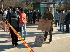 kar dva transparentaProtestni shod - zapora odlagališča odpadkov - 13.12.2004